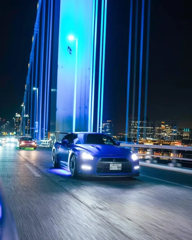 A lot of people think Daikoku is only worth visiting on weekends.

In reality, the car scene is active every day.
Weekends are busier, but they’re also more likely to get shut down early, crowded, and chaotic.
On weekdays, you often get:
• more variety of cars
• fewer tourists
• a more relaxed, respectful vibe
• longer nights before police intervention
If you’re coming for the culture—not just photos—any day can be a good day at Daikoku.